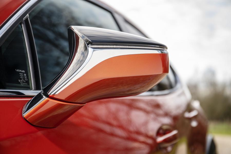 Детали экстерьера Lexus UX250h F-Sport 2019 года  (UK) (фото 7 из 40)